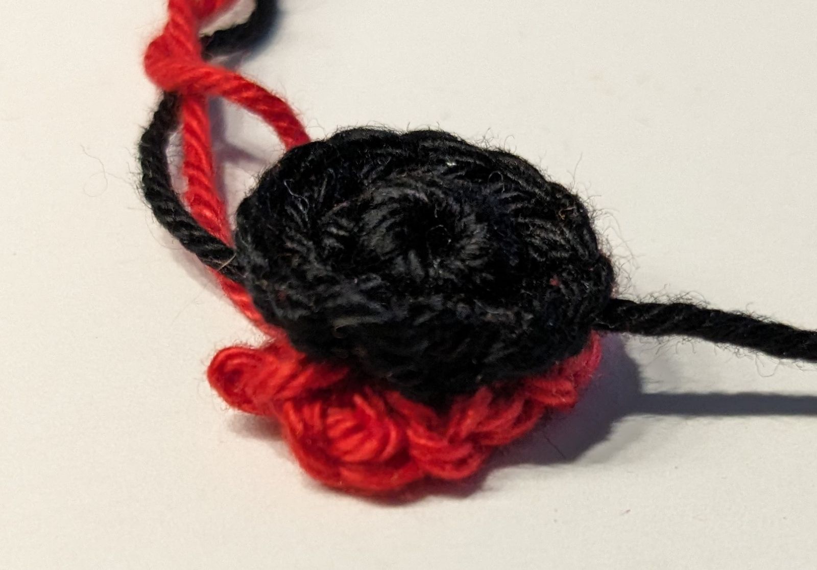 Blog-Inhaltsbild für 'Kostenlose Anleitung Glückswürmchen Sorgenwürmchen Clown mit Haaren und Hut'